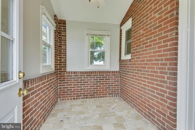 Building Photo - 214 E Monroe Ave