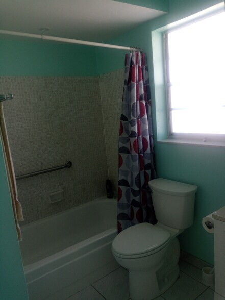 Full Bath With Shower - 2851 E Golf Blvd