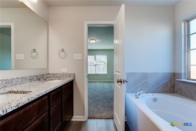 Building Photo - 1122 Lilac Ledge Dr