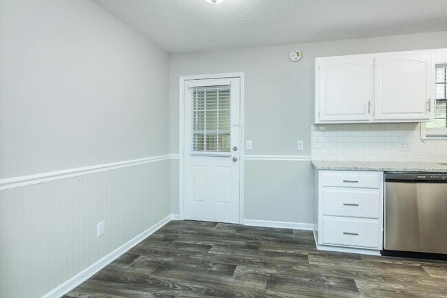 Building Photo - Move In Special: $300 OFF Rent + NO Admin Fee + 1/2 OFF Deposit
