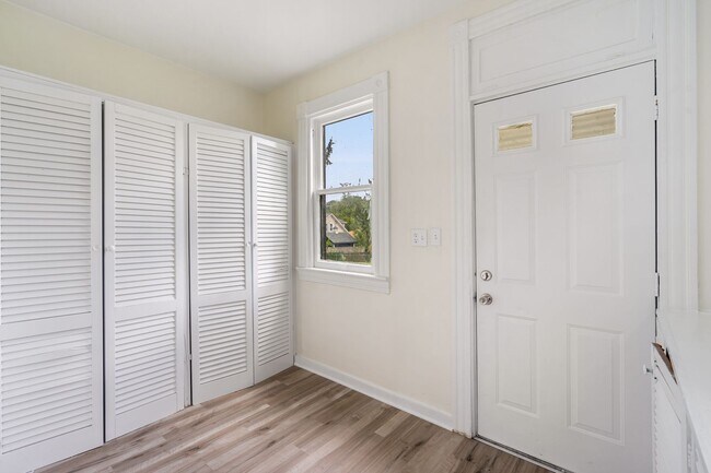 Building Photo - Spacious 4 Bed, 1 Bath Home w/ Bonus Rooms, Off-Street Parking - Available Now in Sheraden!