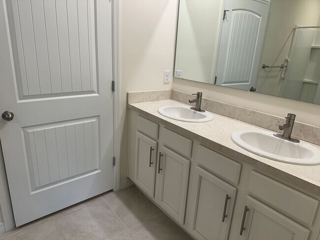 Building Photo - 2 Bedroom + Office / 2 Bath Duplex for Rent in Leesburg -  Move In Special !!!!