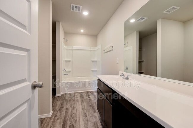 Building Photo - 755 Foxtail Dr