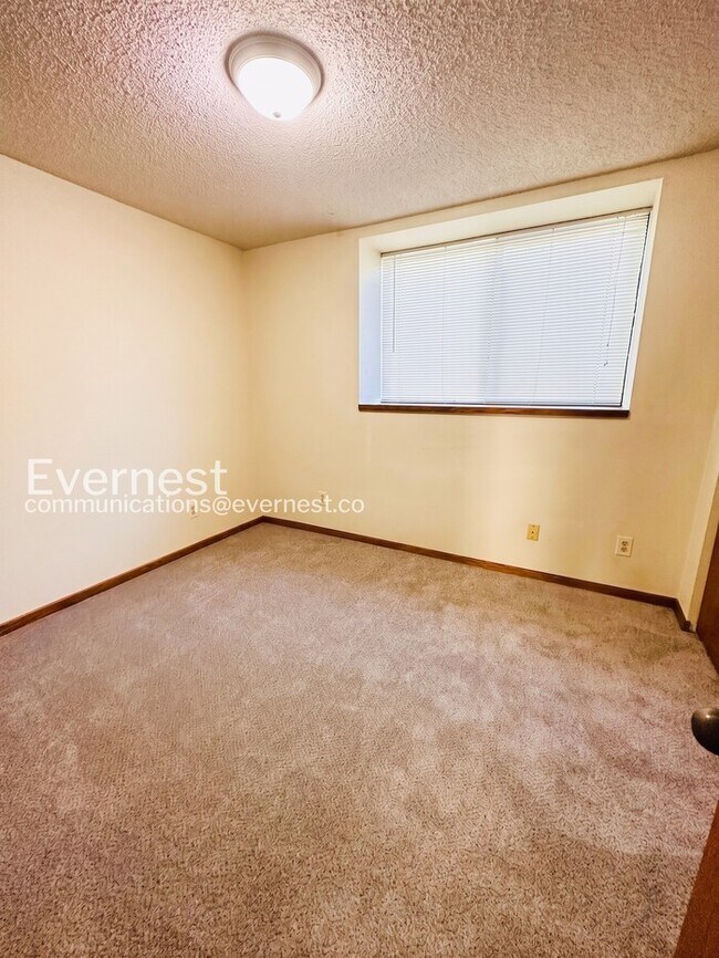 Building Photo - 2 Bed, 1 Bath Condo with Modern Amenities / Available Soon!