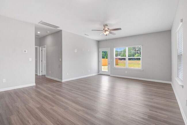 Building Photo - DRAKE ESTATES 3 BR | 2 BA Townhome w/ 2-Ca...