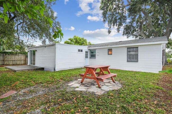 Building Photo - 1833 Knollwood Dr