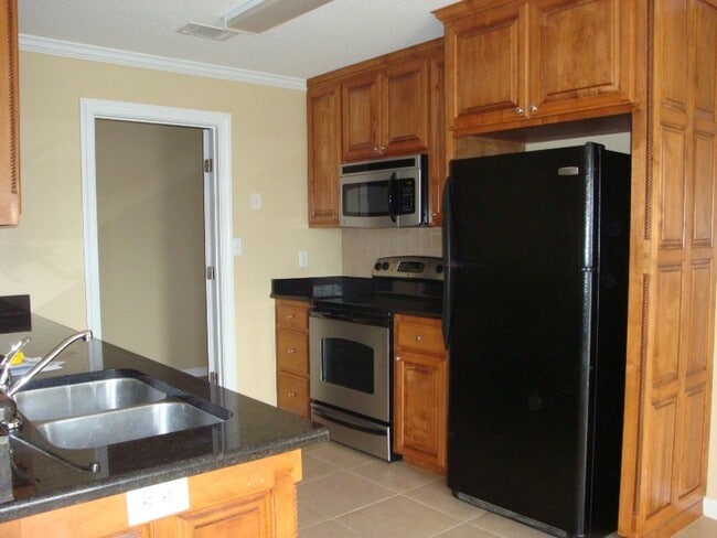 Building Photo - Charming 3BR/2BA Home with Fenced Yard, Ga...