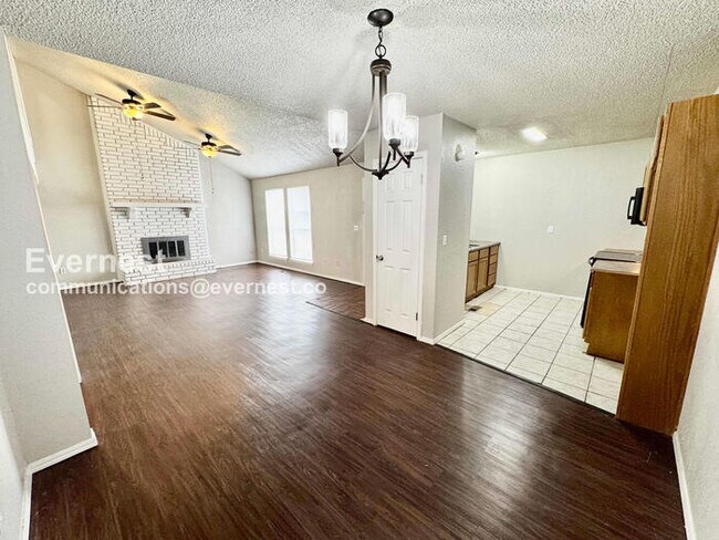 Building Photo - 3 Bed, 2 Bath Home with Garage / Pet-Friendly / Available Now!