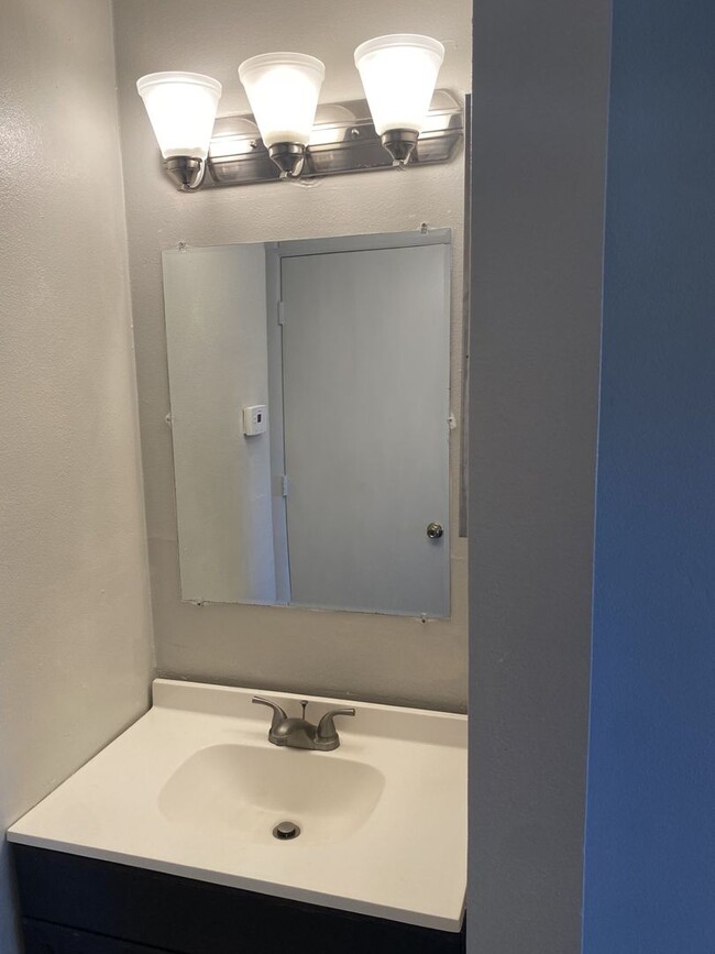 Building Photo - 1 Bedroom/1 bathroom 1st Floor condo with ...