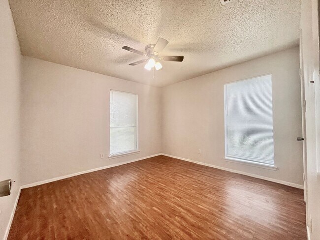 Building Photo - Spacious 2 Bedroom Apartment - Parking - N...