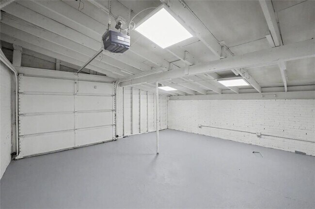 Building Photo - 2352 2nd Ave