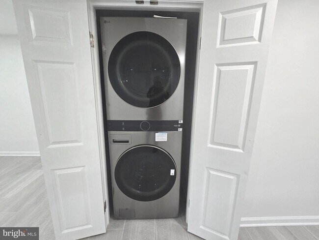 Building Photo - 4813 Lawrence St