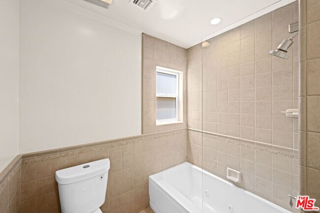 Building Photo - 704 Westbourne Dr