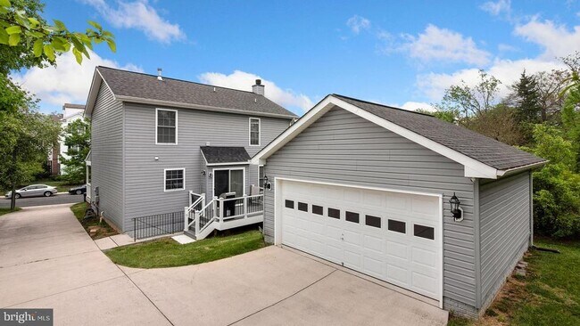 Building Photo - 2427 Fort Dr