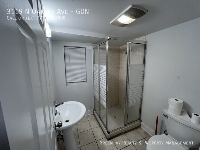 Building Photo - 3119 N Oakley Ave