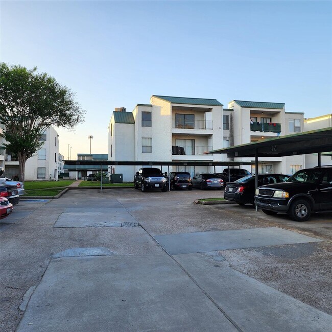 Building Photo - 2814 S Bartell Dr