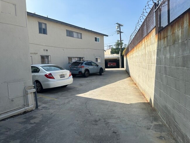 Building Photo - 2027 Ridgeley Dr