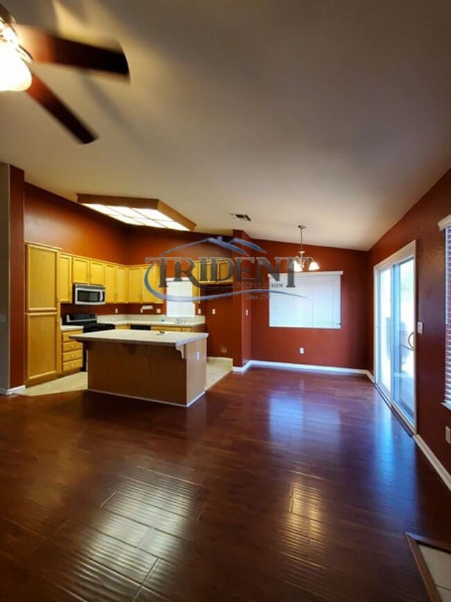 Building Photo - 4 bedroom, 2 bath house