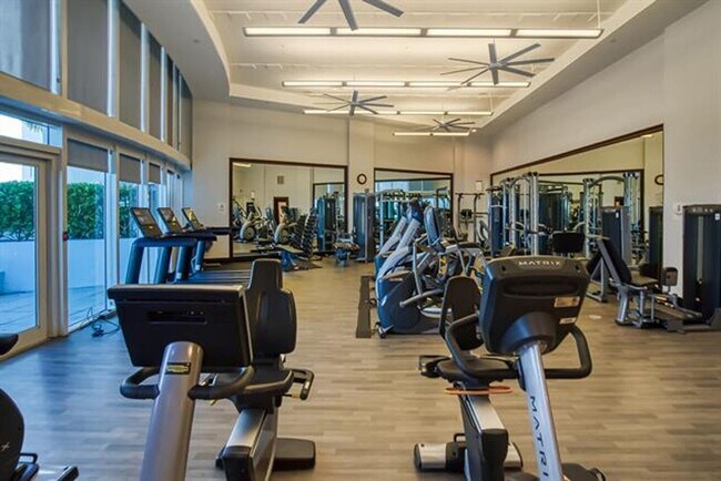 Building Photo - 18911 Collins Ave