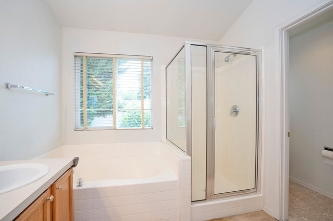Building Photo - Spacious 4-Bedroom in Renton’s Serenity Ridge