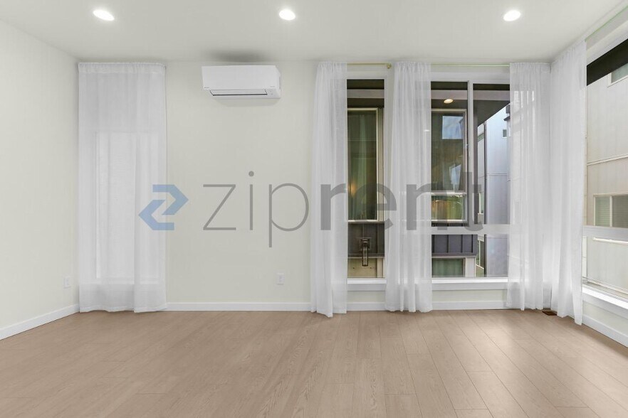 Building Photo - Unit B