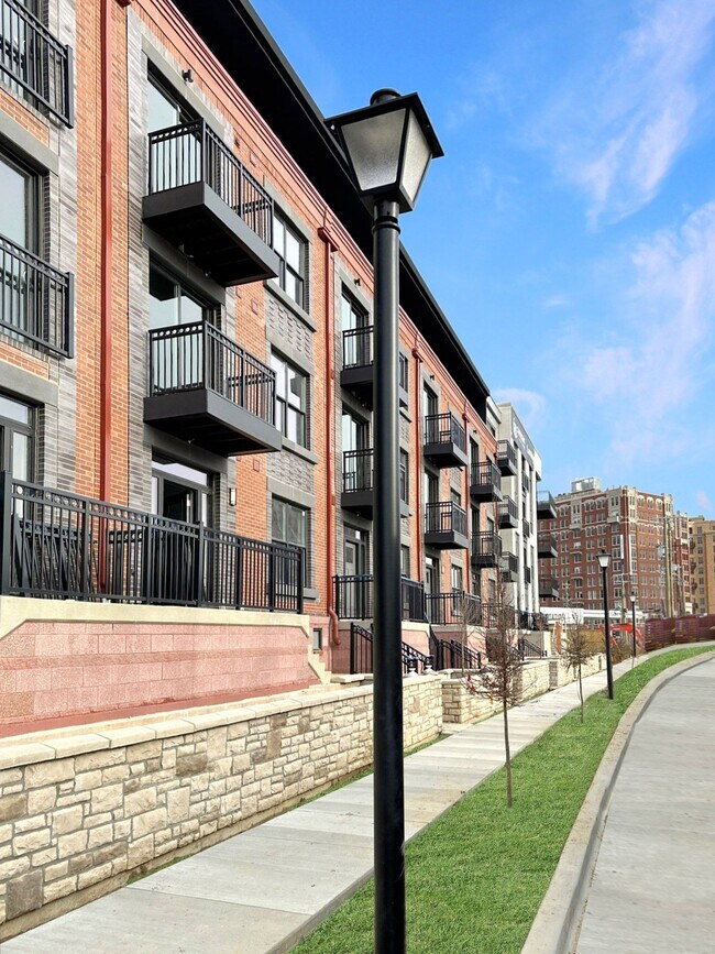 Building Photo - One Bedroom Rear Facing w Patio (1st Floor), Balcony 2 & 3