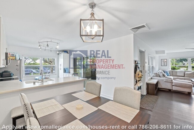 Building Photo - Stylish 2-Bedroom Townhome in Gated Boynto...