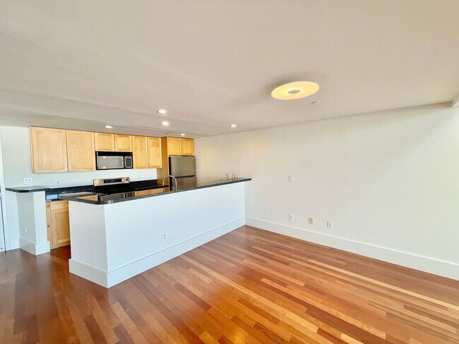 Building Photo - Sun Drenched Mission Loft! Top floor/Penthouse unit! 1BD/2BA! 1,202 SqFt! Parking! Laundry! Stora...