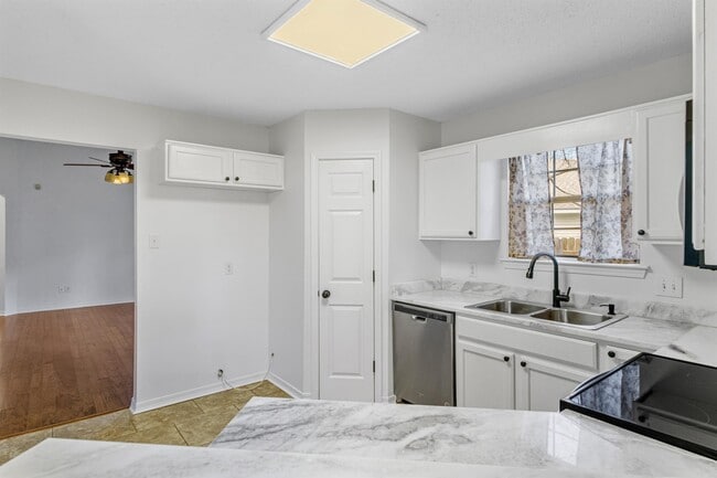 Building Photo - 618 Westchase Ct S