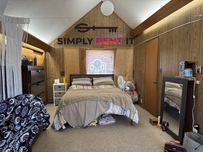 Building Photo - Upper Level Studio Near Campus, Free Parki...