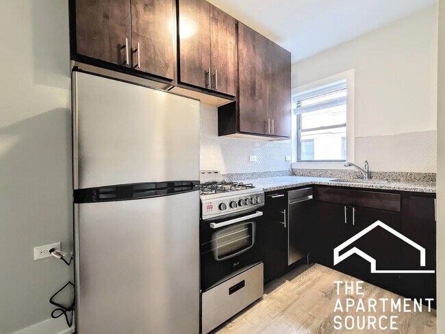 Primary Photo - 429 W Belden Ave
