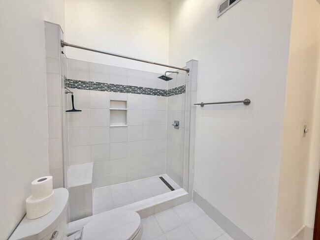 Building Photo - Charming 3BD, 2BA North Raleigh Home in Pr...