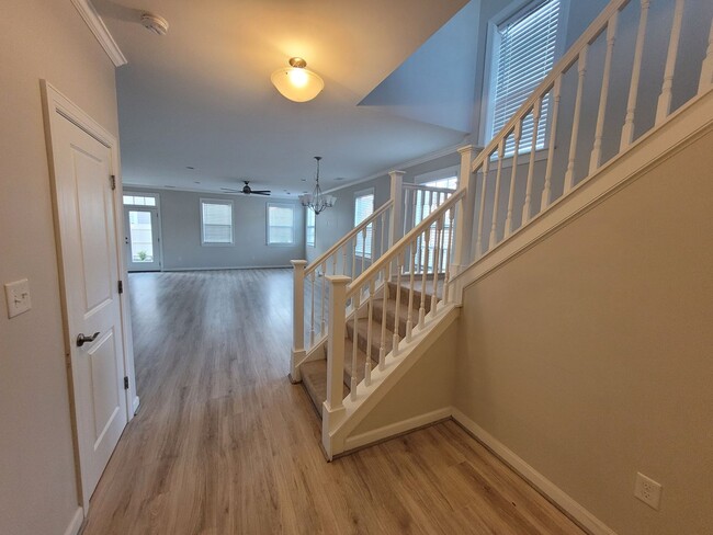 Building Photo - Gorgeous, Updated Condo Located in Spence ...