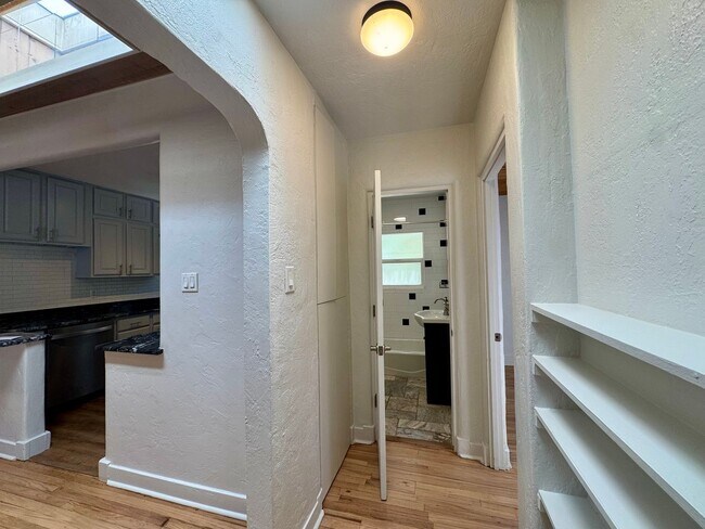 Building Photo - Nob Hill Gem!