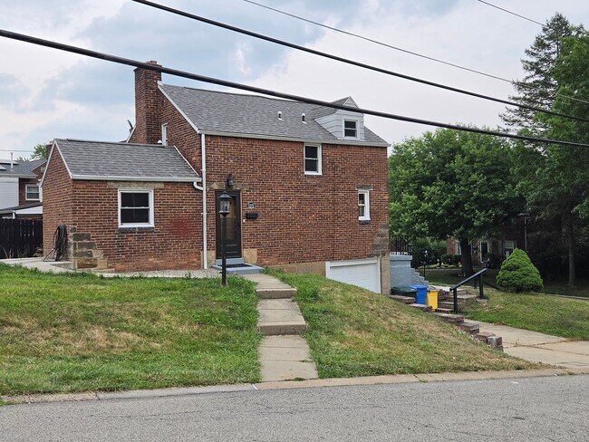 Building Photo - 5272 Fieldcrest Dr