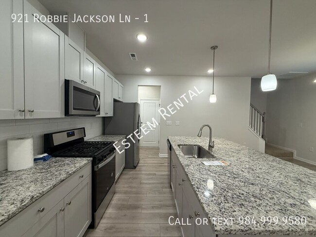 Building Photo - 921 Robbie Jackson Ln