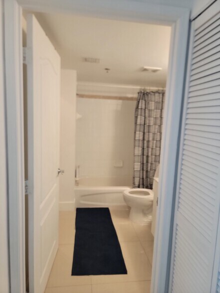 Building Photo - 1200 Brickell Bay Dr
