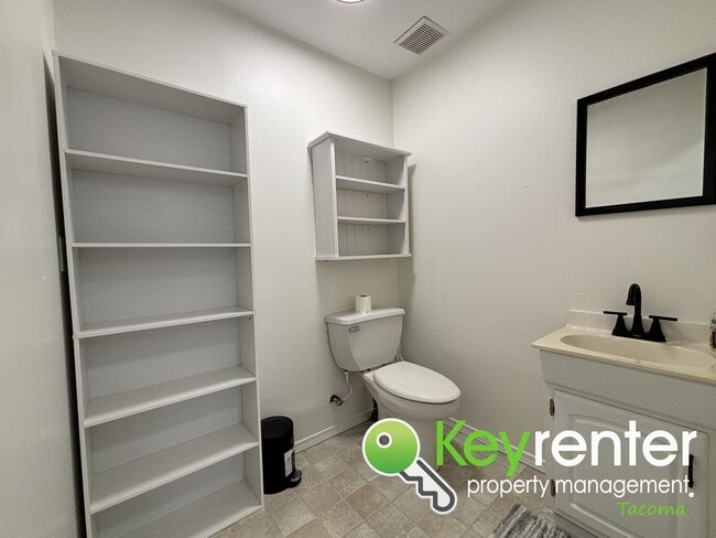 Building Photo - Classic north Tacoma neighborhood ADU unit with character!