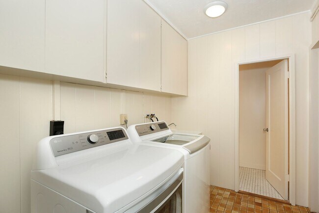Building Photo - 760 Onaha St