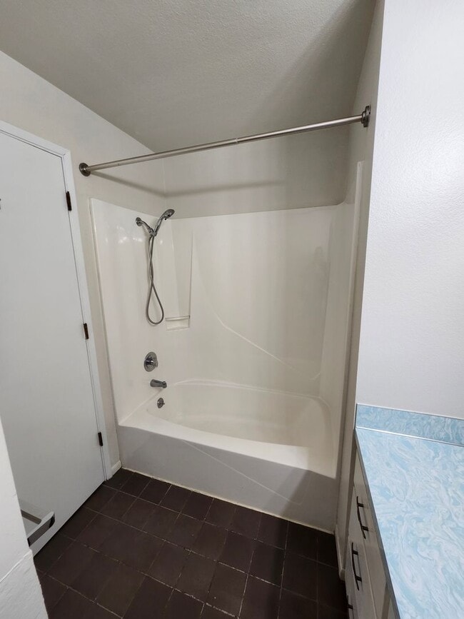 Building Photo - Walk to the River! 3 bed, 2 bath on Quiet ...