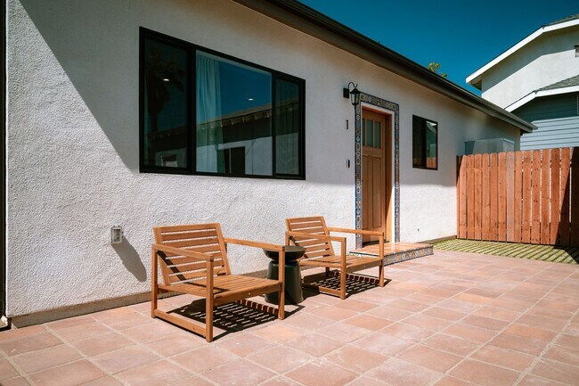 Building Photo - Contemporary New home in Monrovia