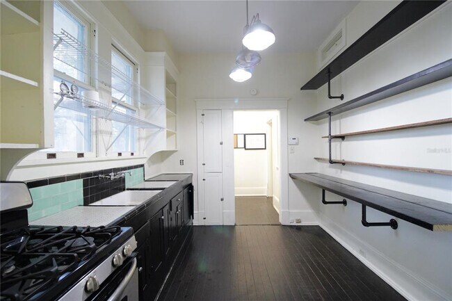 Building Photo - 834 E University Ave