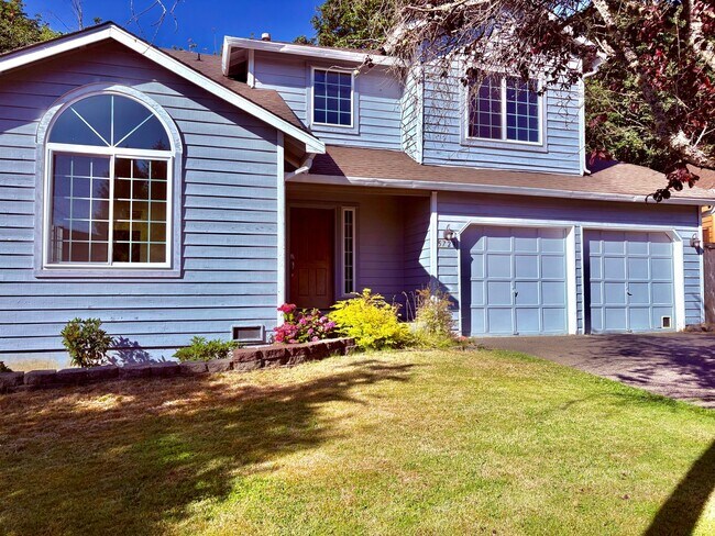 Building Photo - Stunning 4 Bedroom/2.5 bath- Move-In Ready Home with Private Backyard