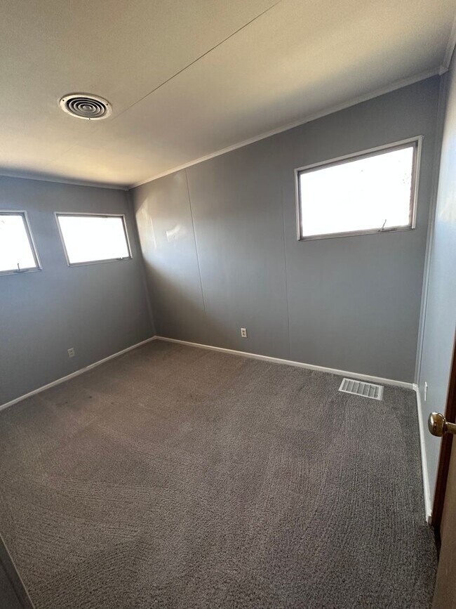 Building Photo - 3 Bedroom 1 Bath Home - Available February 2nd 2026