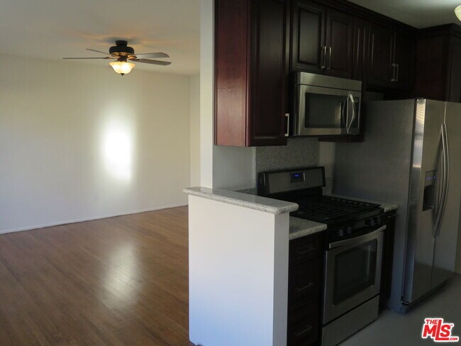 Building Photo - 833 N Kingsley Dr