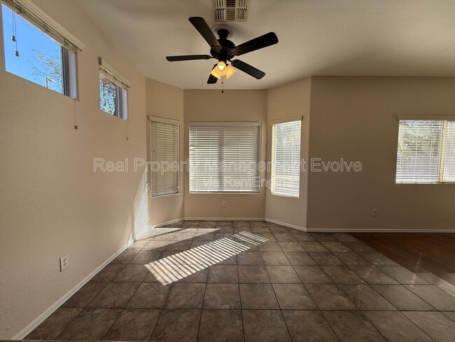 Building Photo - 1677 S Peppertree Dr