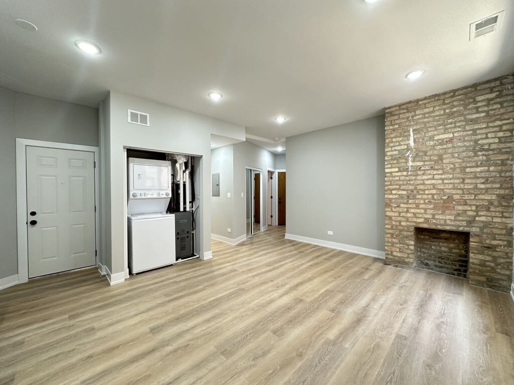 Building Photo - 419 W Belden Ave