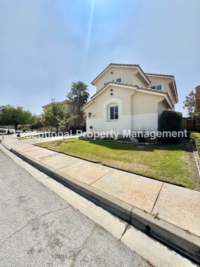 Building Photo - Ready to move in 4 bedroom 3 bath home with a loft and 3 car garage!