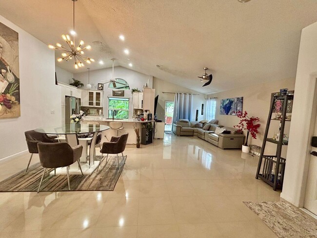 Building Photo - 156 Colly Way