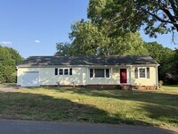 Building Photo - Charming Vintage Ranch, Den, Screened Porch